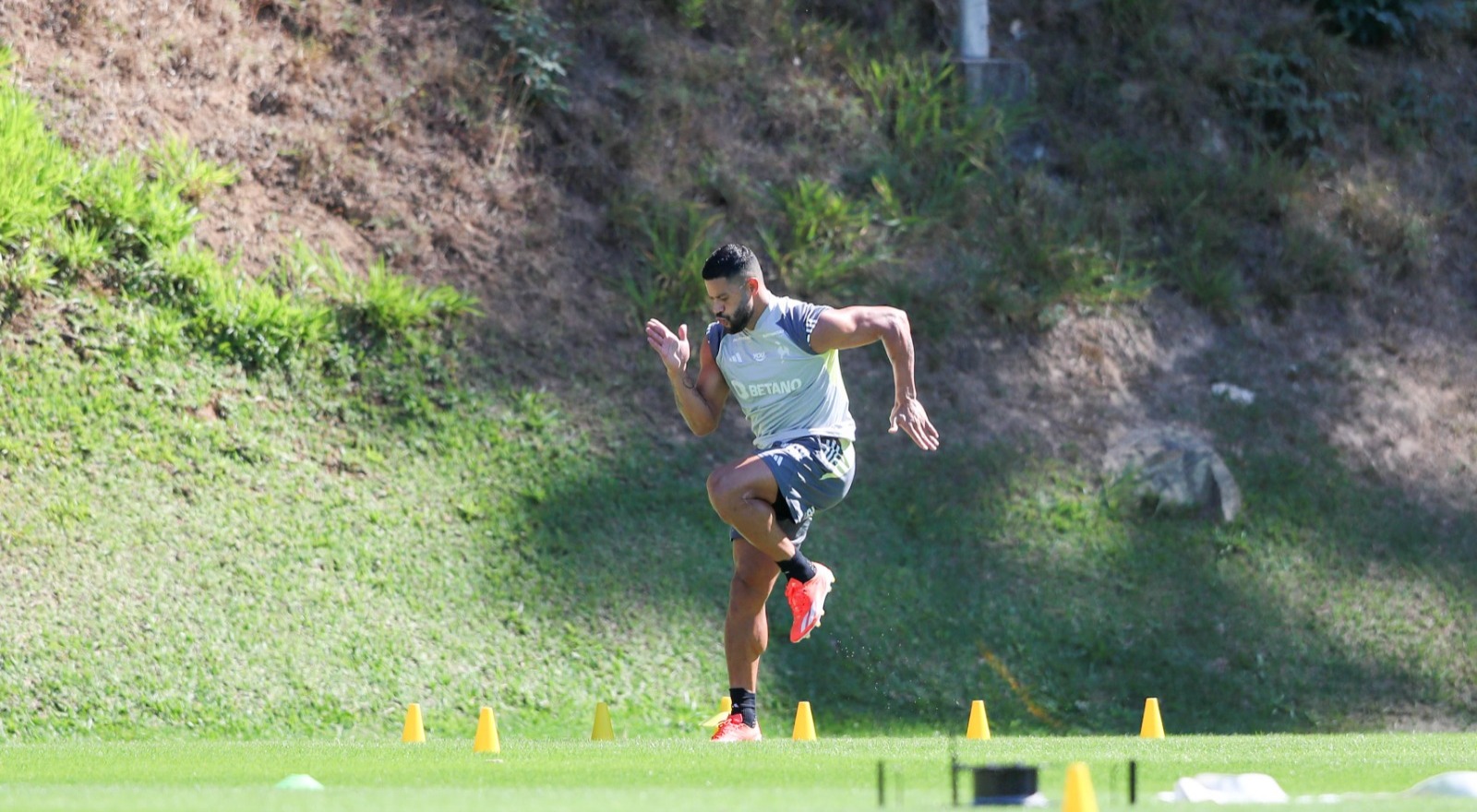 Hulk inicia transição física visando duelo contra Palmeiras pelo Atlético-MG.