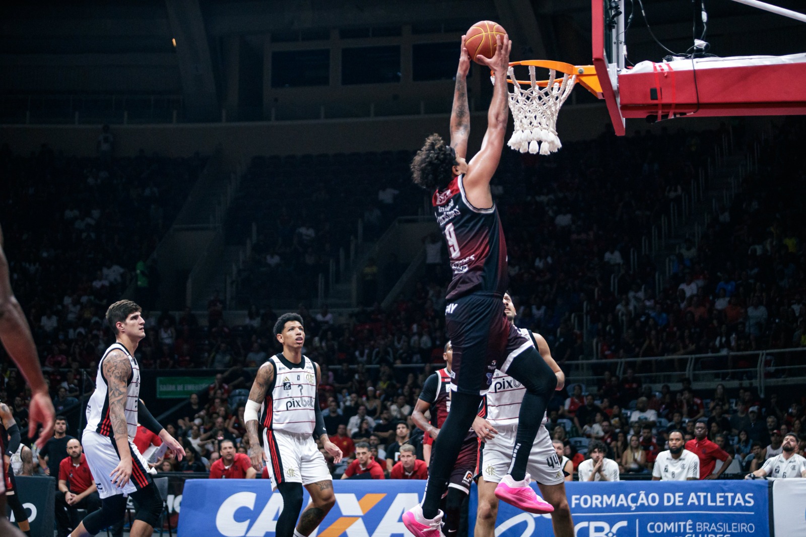 Franca triunfa sobre Flamengo e conquista terceiro título consecutivo no NBB.