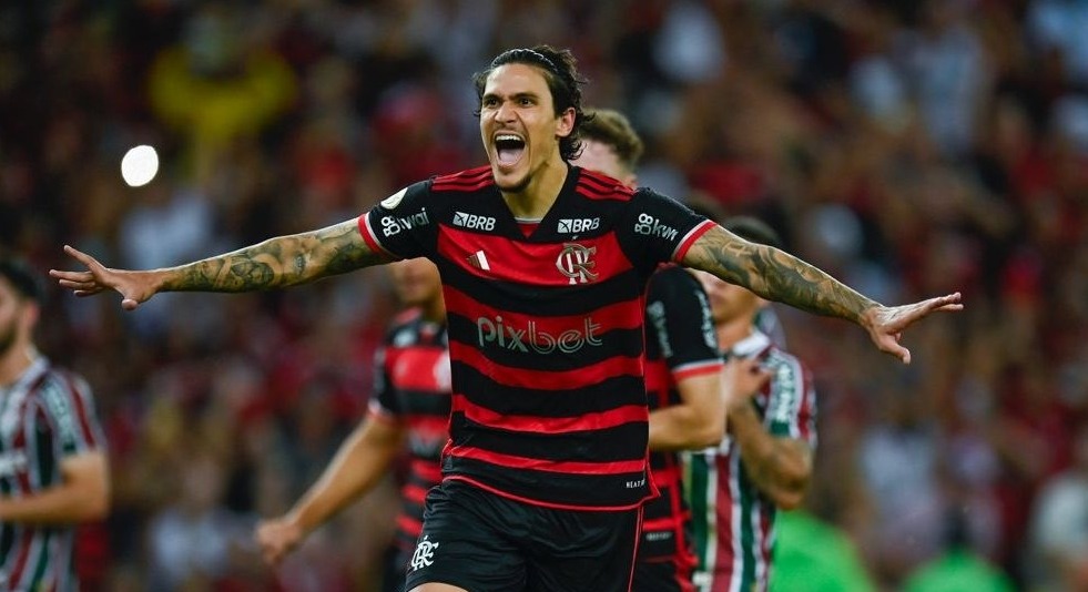 Flamengo supera Fluminense, segue líder e aprofunda crise no rival.