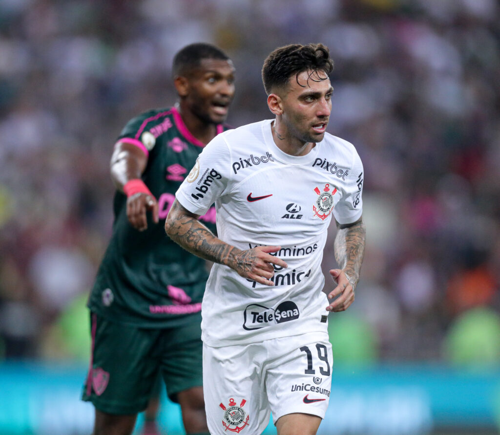 Equilíbrio marca retrospecto recente entre Corinthians e Fluminense no futebol brasileiro.