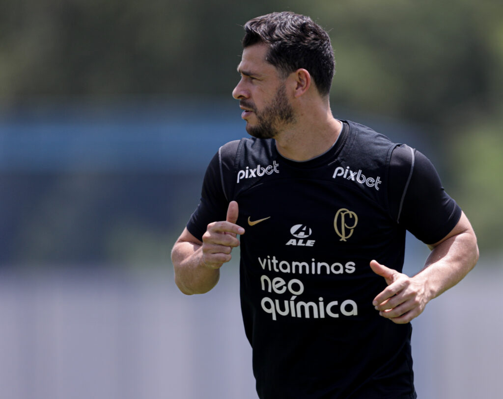 Corinthians prioriza pagamento de dívidas com ex-jogadores para equilibrar finanças.