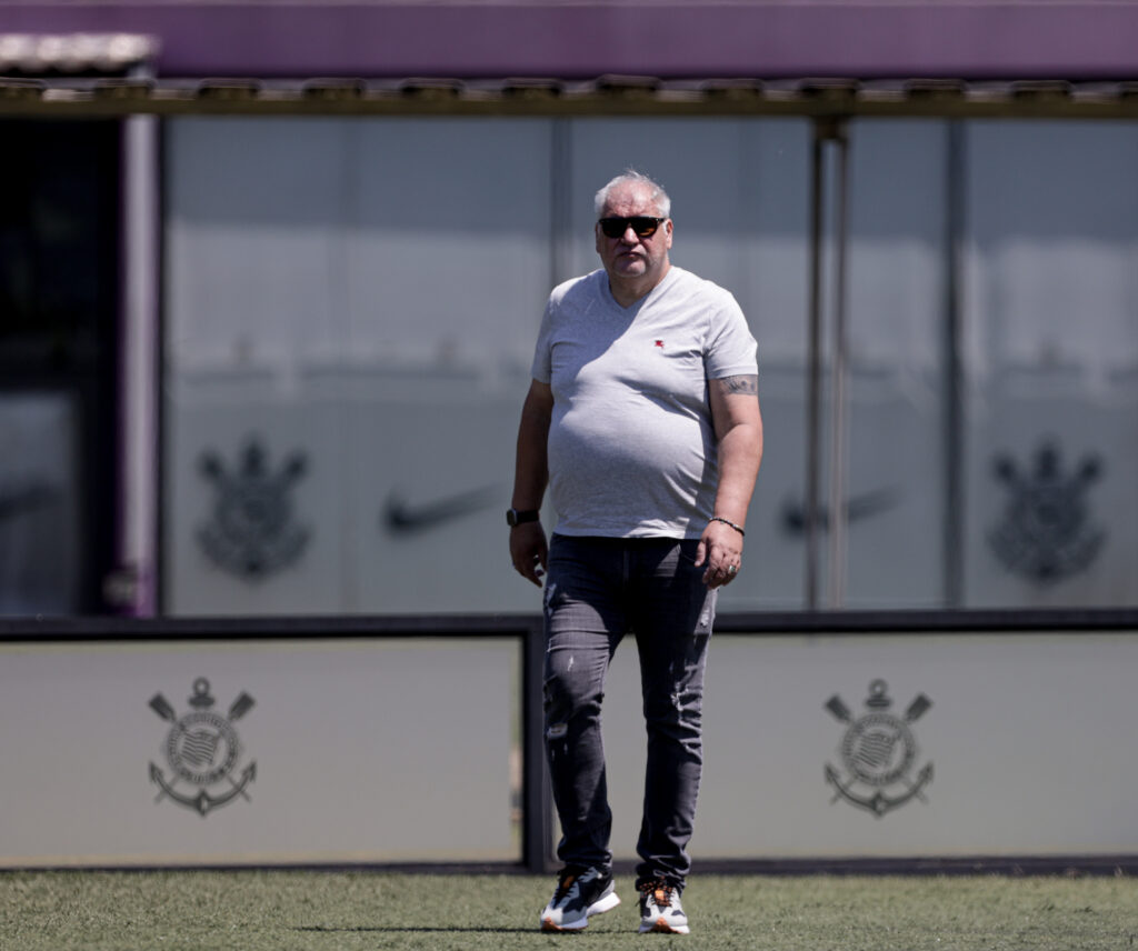 Rubão se pronuncia nas redes sociais sobre saída da diretoria do Corinthians.