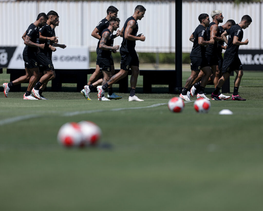 Matheus Bidu se apresenta com companheiros, mas tem futuro indefinido no Corinthians