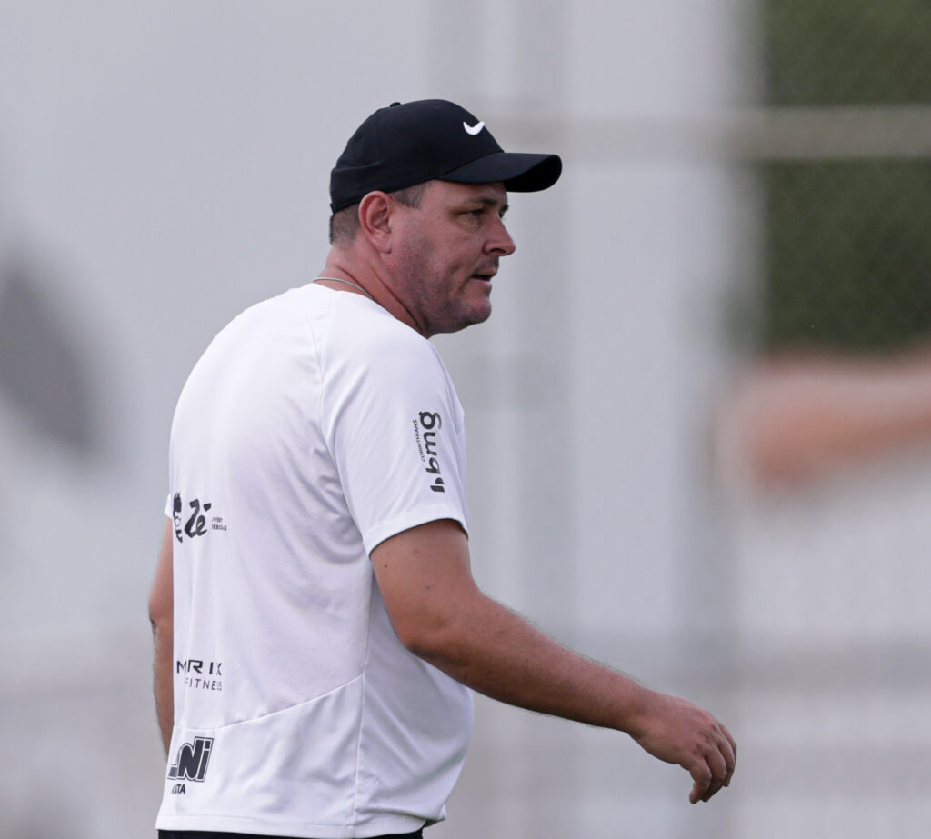 Thiago Kosloski assume comando interino do Corinthians no clássico contra Santos.