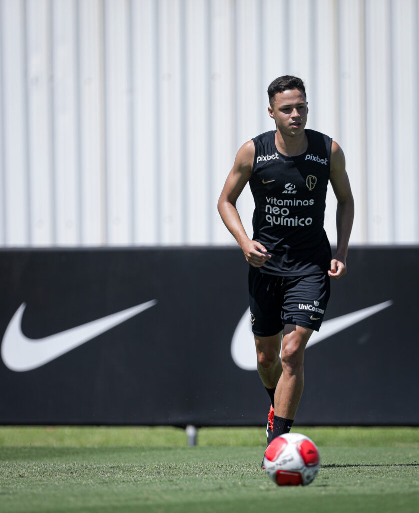 Fratura durante treino do Corinthians resulta em cirurgia para Matheus Araújo