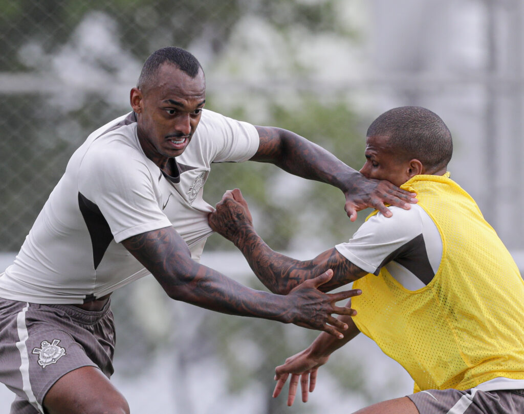 Raul Gustavo retorna à titularidade do Corinthians após mais de um ano.
