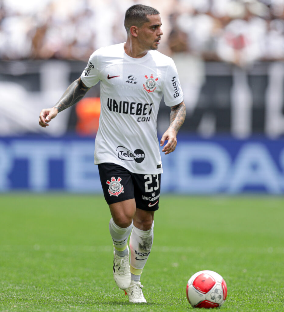 Fagner errou lances com a bola nos pés e deixou a desejar na marcação