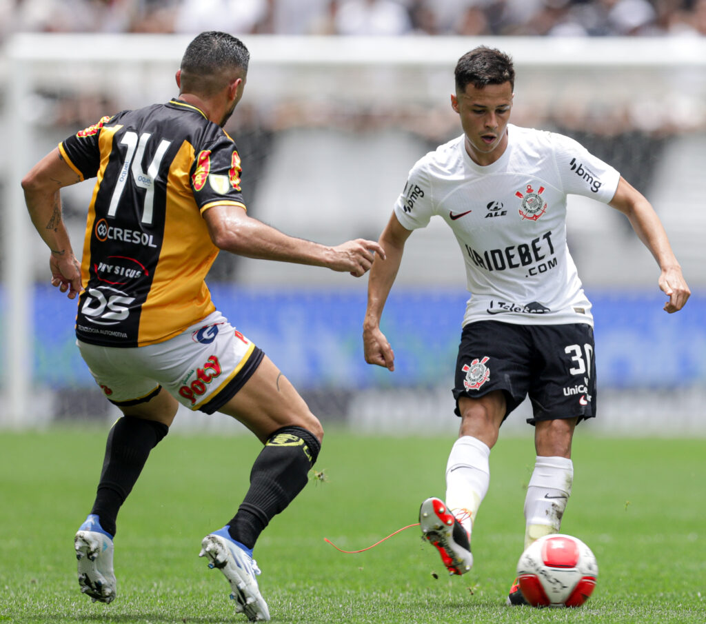 Matheus Araújo fez jogo discreto e perdeu boa chance na primeira etapa