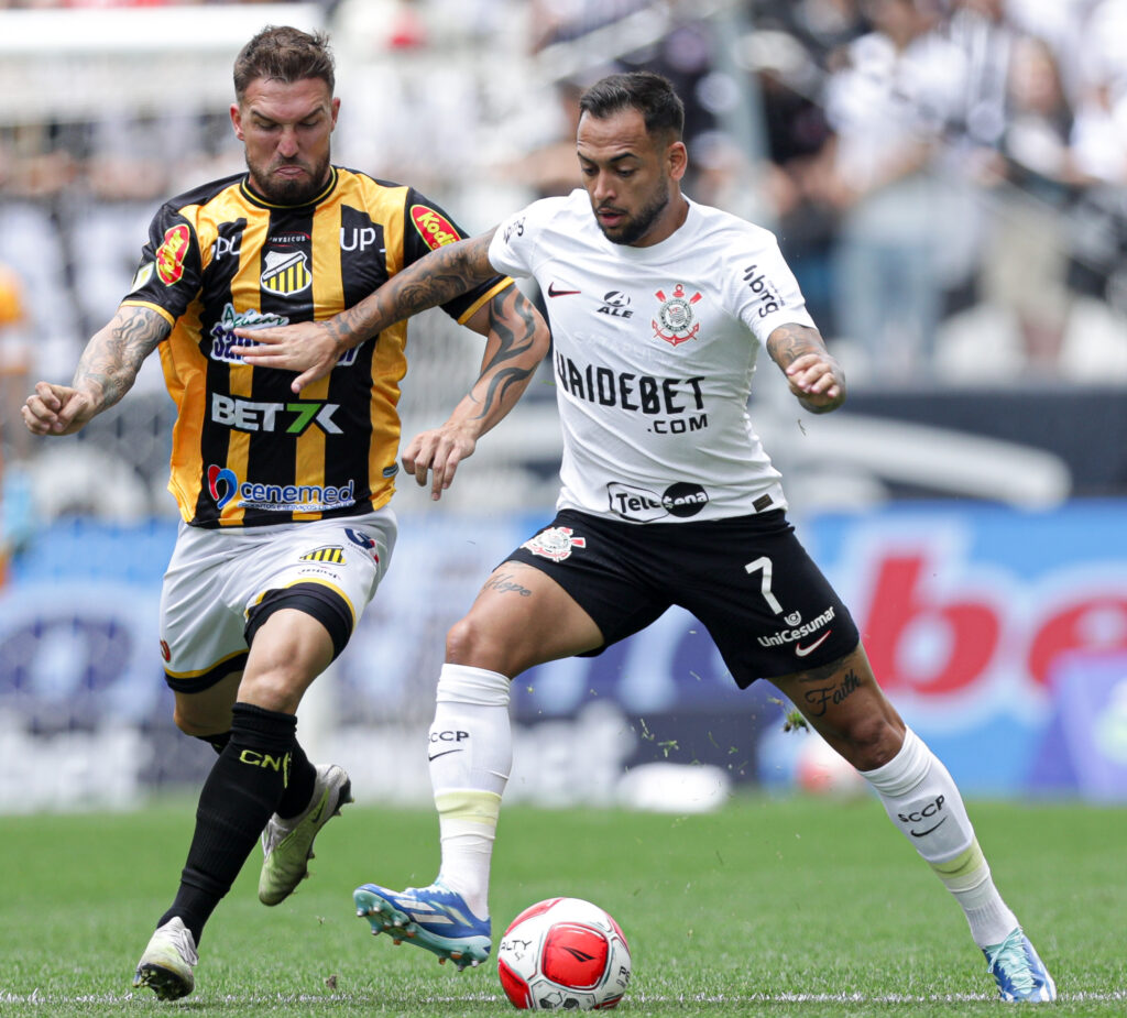 Maycon foi um dos piores em campo, especialmente por conta da quantidade de passes errados