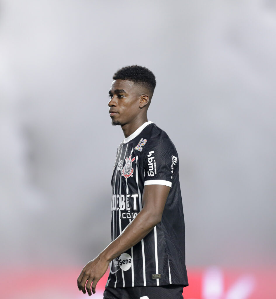 Félix Torres cometeu falhas ao longo do jogo, apesar de ter vencido grande parte das disputas aéreas