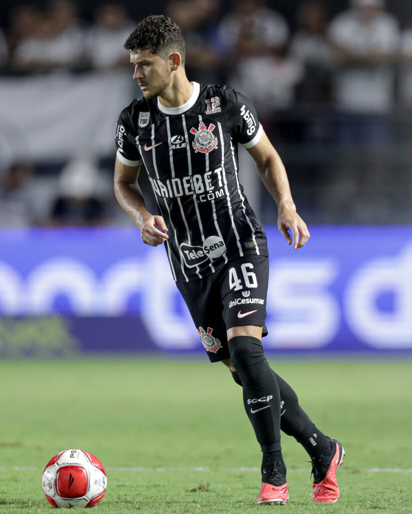 Hugo apoiou pouco o ataque e errou grande parte dos passes verticais que tentou. Fez seu pior jogo com a camisa do Corinthians