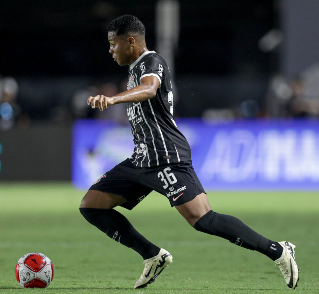 Wesley foi o jogador do Corinthians que mais arriscou e o principal responsável por fazer a equipe ganhar metros no ataque
