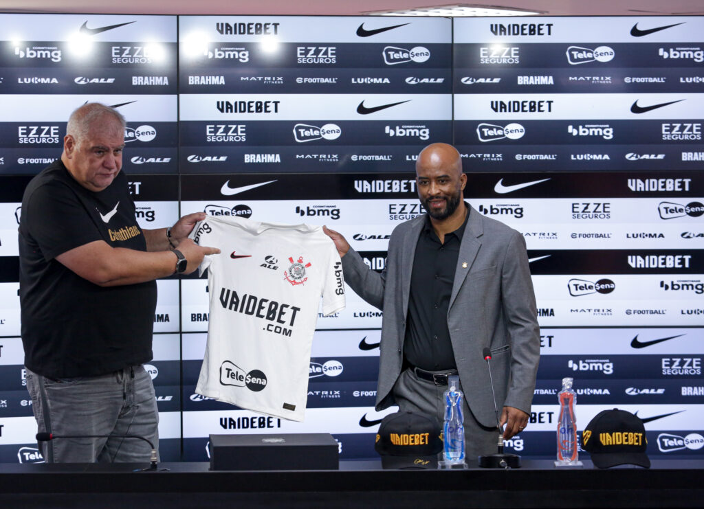 Árbitro registra reclamações de dirigentes do Corinthians em derrota para Ponte Preta.