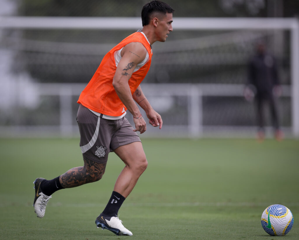 Update sobre Meia Rojas vinculado ao Corinthians durante ação na Fifa.