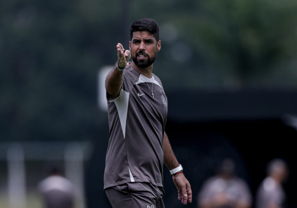 Antônio planeja reabilitação física e mantém foco no Paulista com elenco do Corinthians.