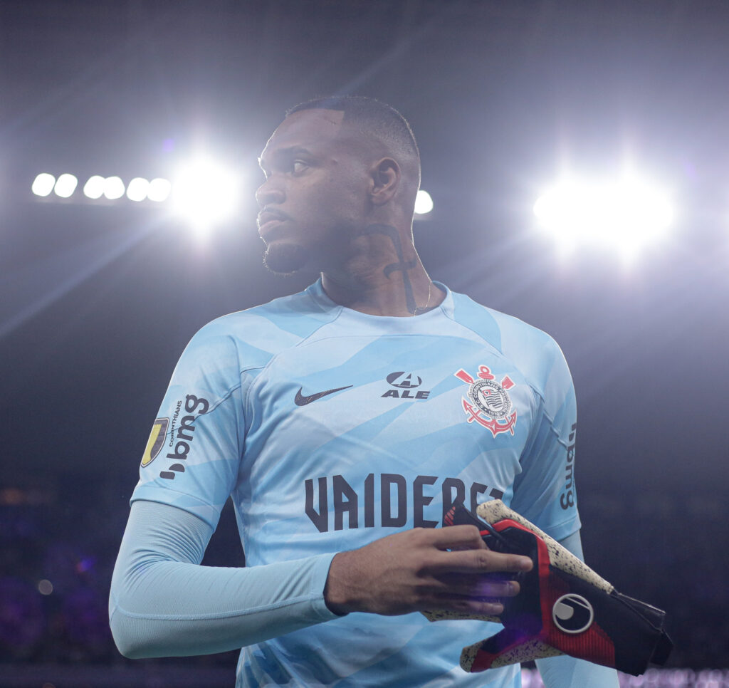 Carlos Miguel: reserva imediato de Cássio, não foi muito exigido na partida, mas falhou no gol marcado pela Ponte Preta.