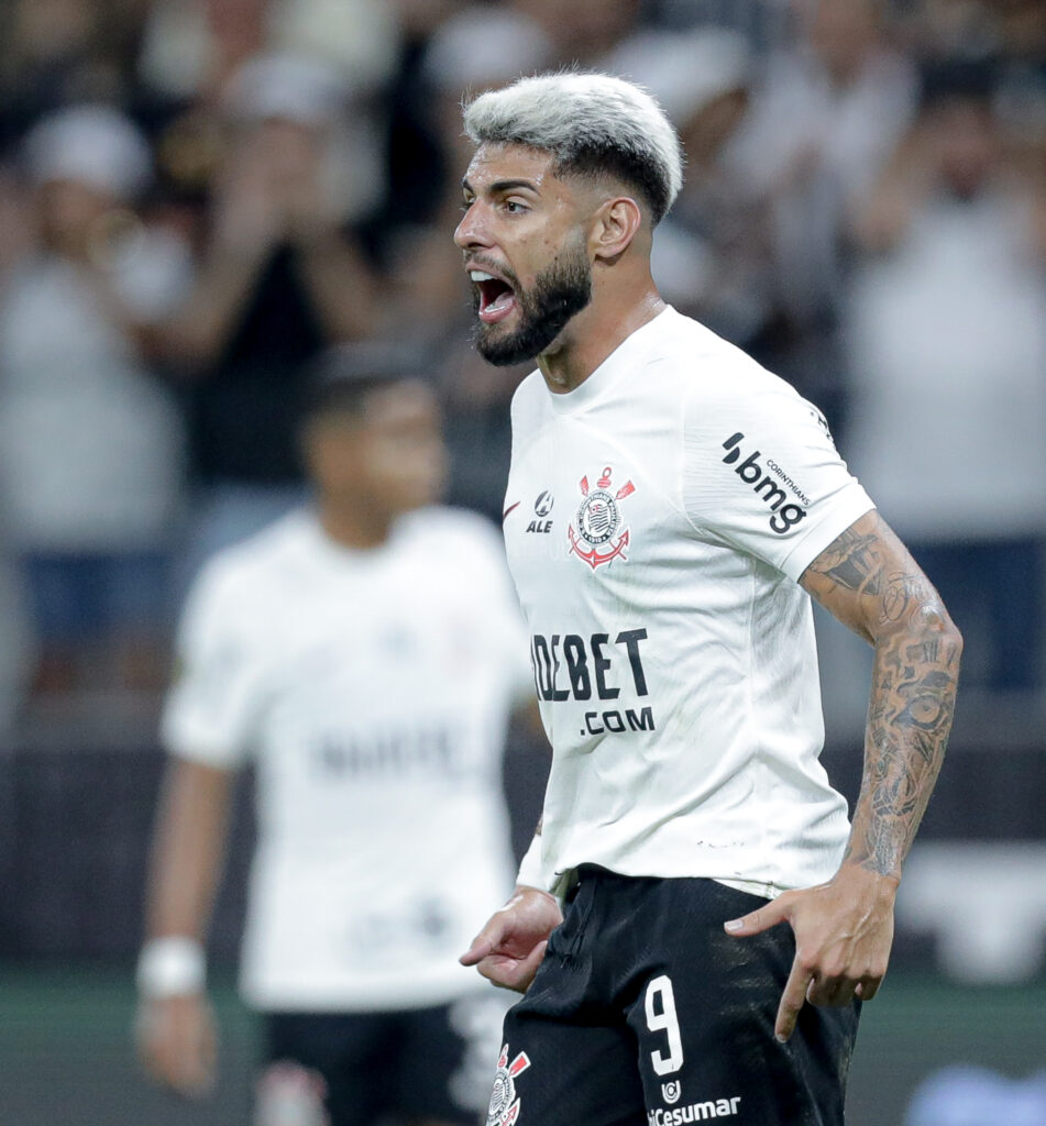 Yuri Alberto: voltando de lesão, o atacante teve atuação discreta. Mas se movimentou bastante e foi participativo durante o jogo.