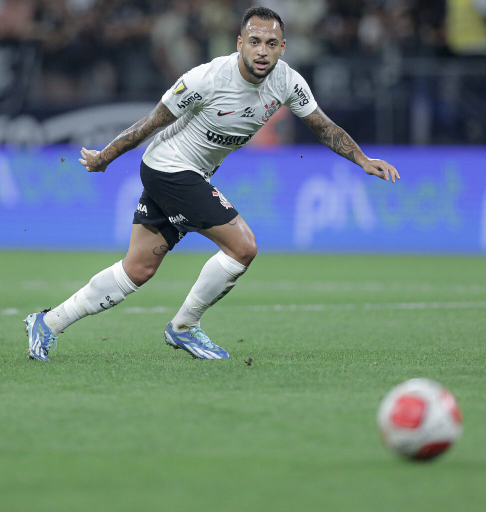 Maycon: o volante também ficou abaixo da média. Pecou nas tomadas de decisão e esteve mal tecnicamente, errando muitos passes, chutes e até domínios.