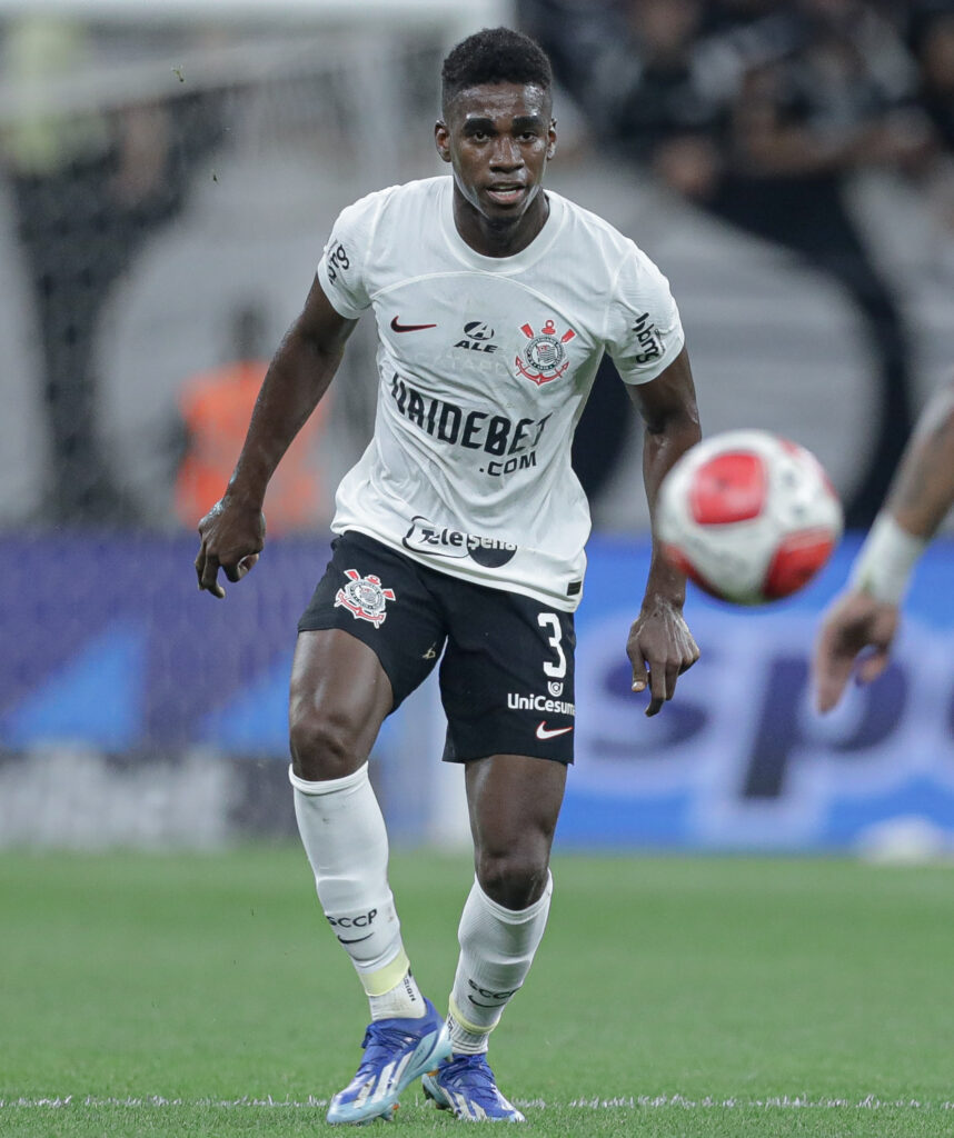 Félix Torres: o zagueiro venceu praticamente todos os duelos e foi soberano contra os atacantes da Ponte Preta. Quase marcou o gol de empate no fim, mas acertou a trave.