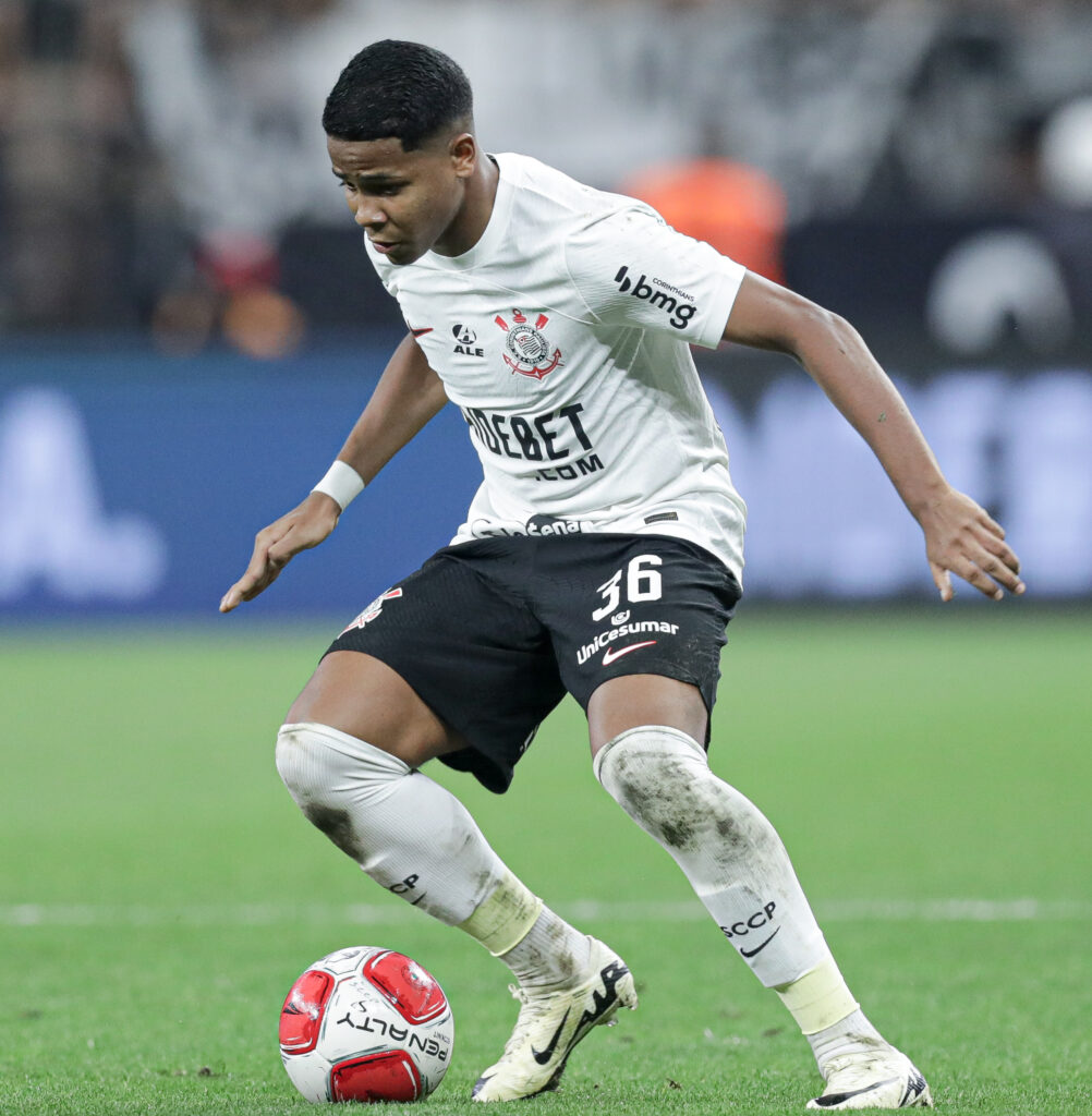 Wesley: foi o melhor do Corinthians em campo. Fez uma verdadeira fumaça pelo lado esquerdo, indo para cima dos marcadores e produzindo muitas chances de gol para o time. Precisa evoluir na tomada de decisão, mas vem jogando muito bem e parece cada vez mais confiante.