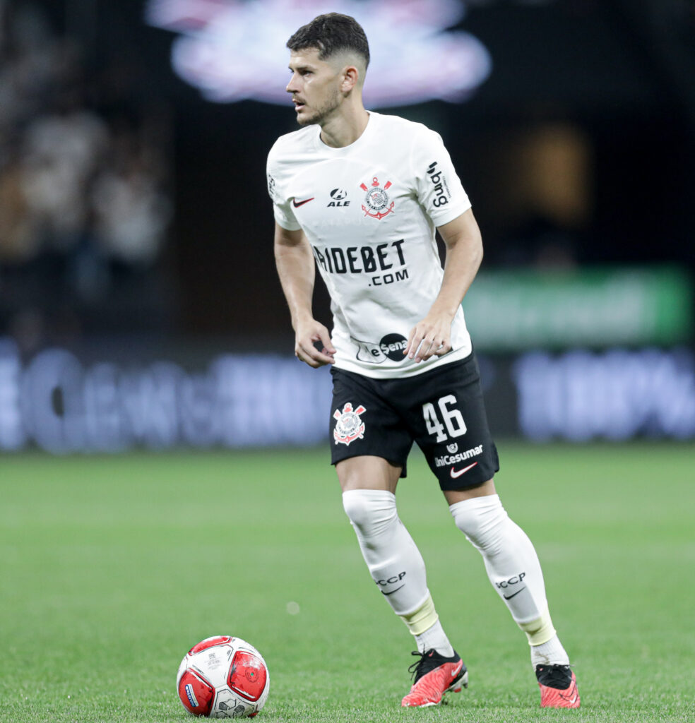 Hugo: exibição bem ruim do lateral. Além de ser pouco produtivo pelo lado esquerdo, errou passes bobos e cometeu falhas de marcação.