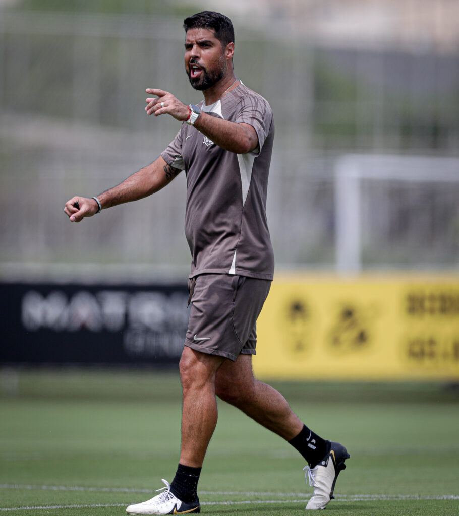 Antônio Oliveira projeta time do Corinthians com Paulinho e dois centroavantes