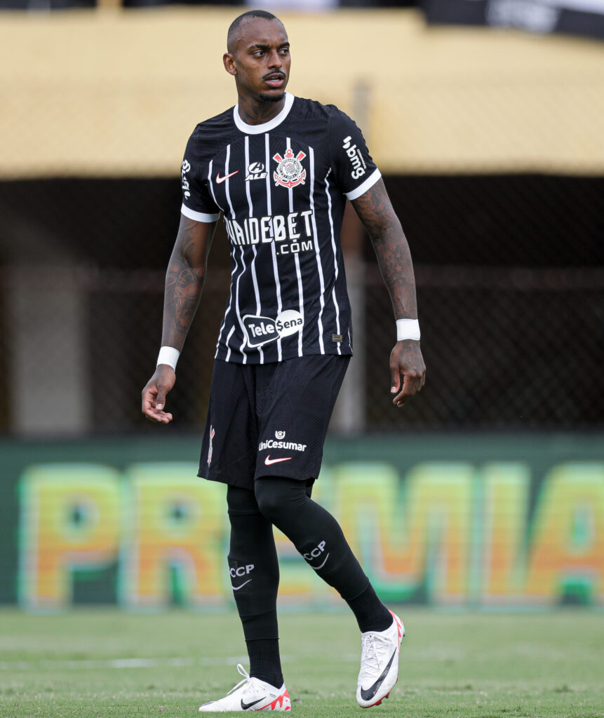 Raul Gustavo foi mal. O zagueiro estava perdido em campo