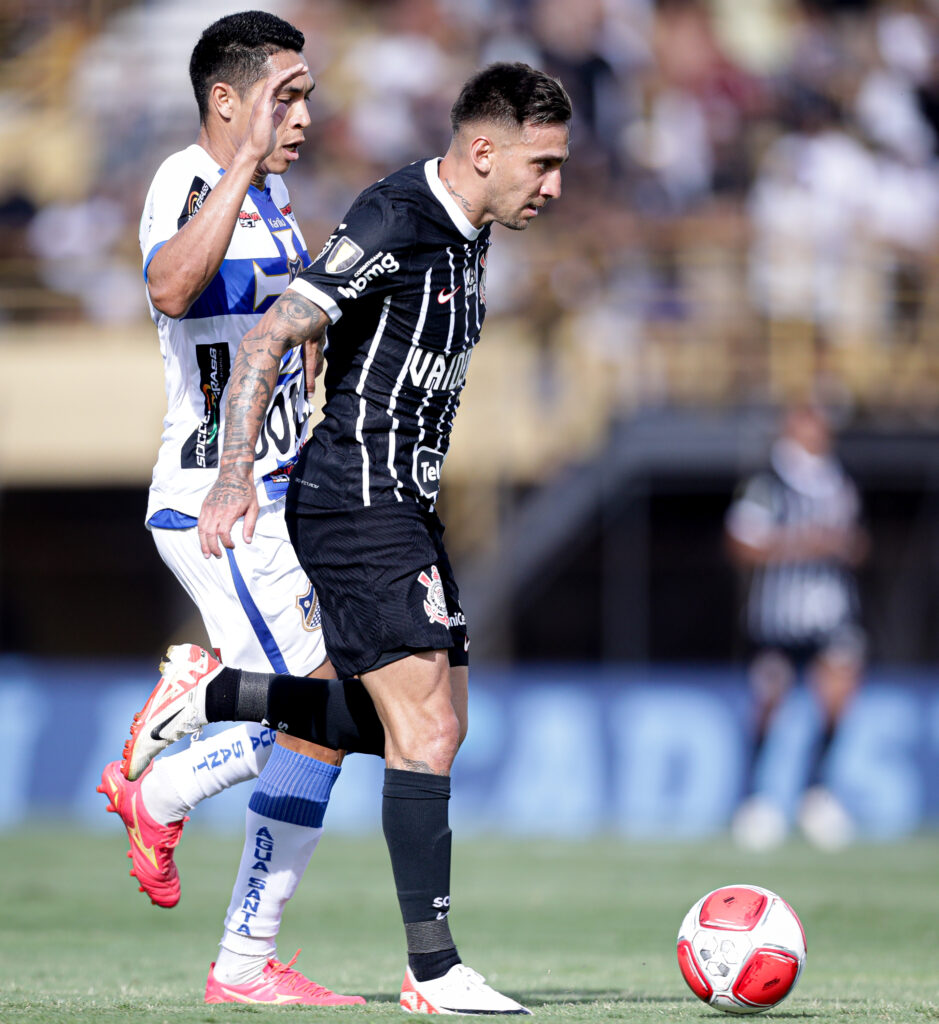 Gustavo Silva não fez praticamente nada no jogo e saiu no intervalo