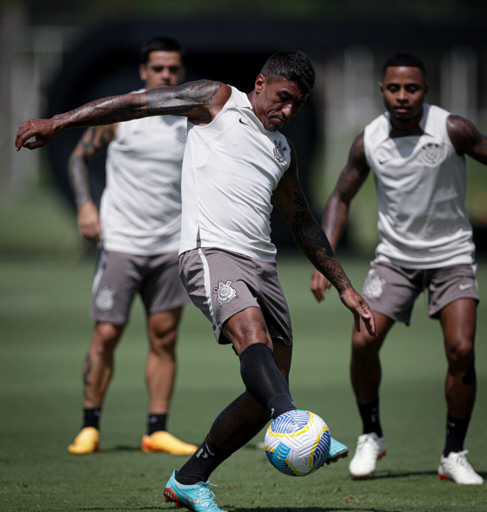 Corinthians analisa com cuidado renovações de Cássio, Fagner e Paulinho para temporada.