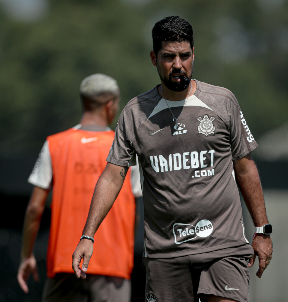 Antônio Oliveira reassume comando no Corinthians para treino preparatório.