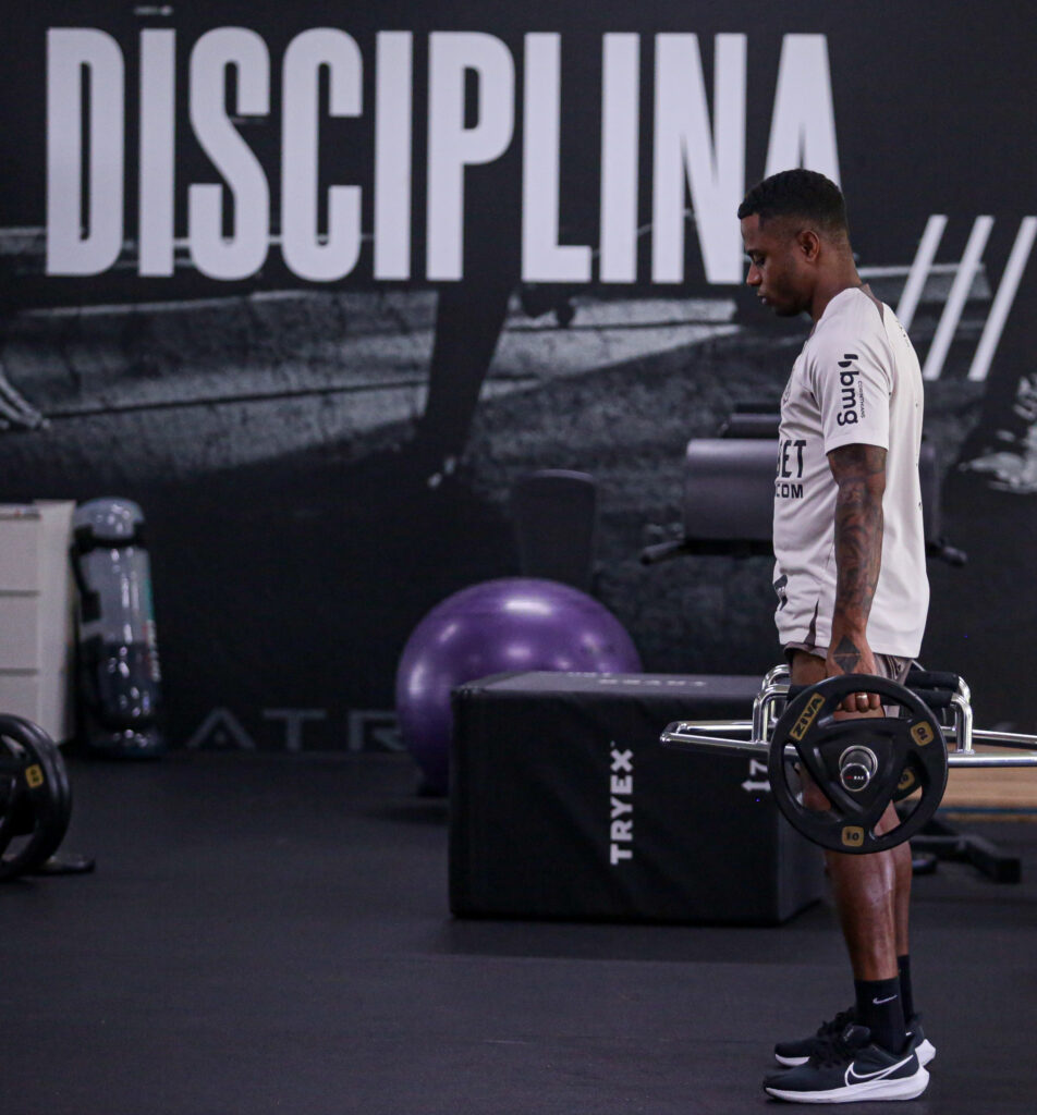 Após cancelamento de jogo-treino, jogadores do Corinthians se dedicam à preparação física.