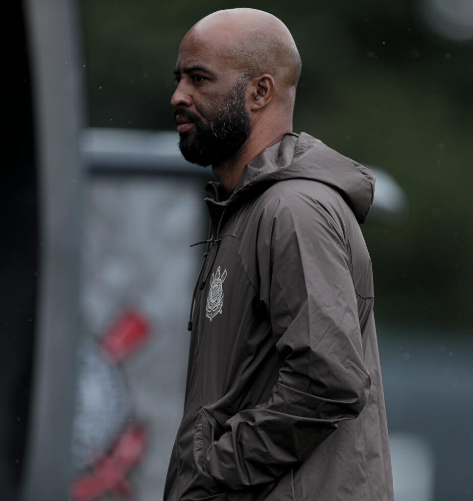 Fabinho Soldado transmite confiança ao elenco e planeja conversa com Cássio.