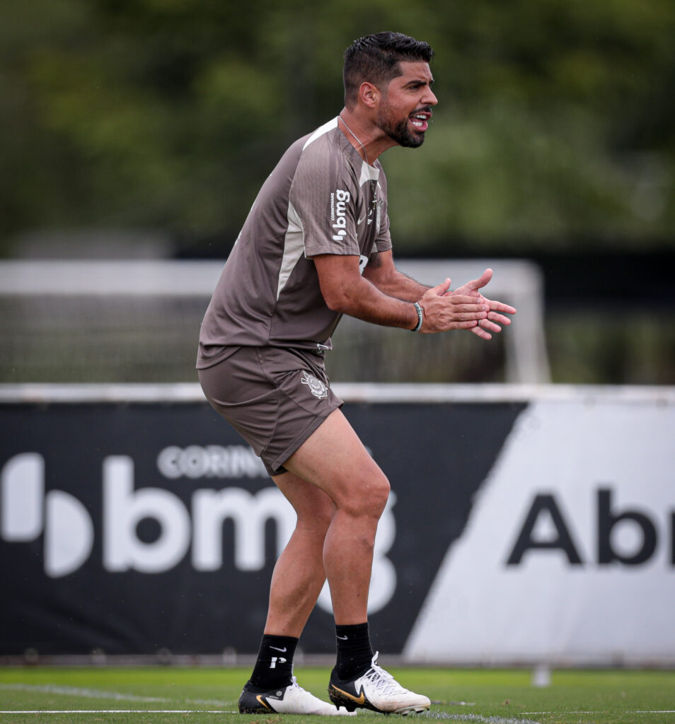 António Oliveira assume comando do Corinthians na Sul-Americana pela segunda vez