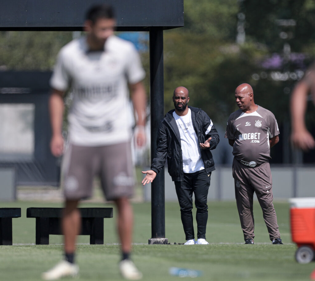 Corinthians avalia necessidade de reforços, mas enfrenta preocupação financeira