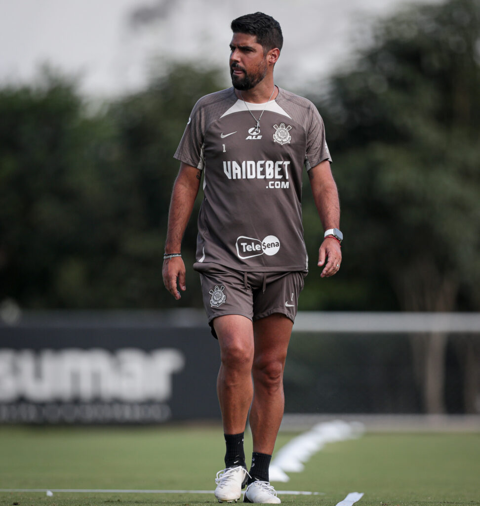 Treinador Oliveira foca em jogadas ofensivas para impulsionar desempenho do Corinthians.