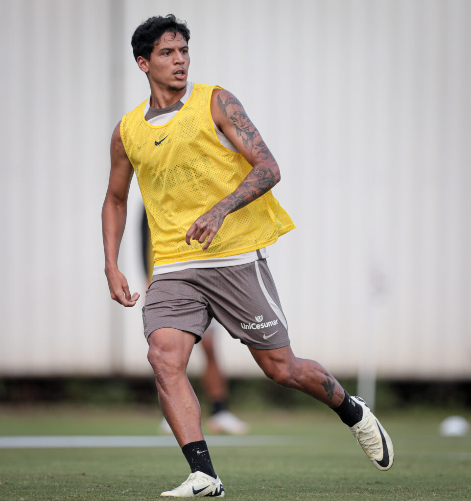 Caetano perde espaço no Corinthians em reta final de contrato.