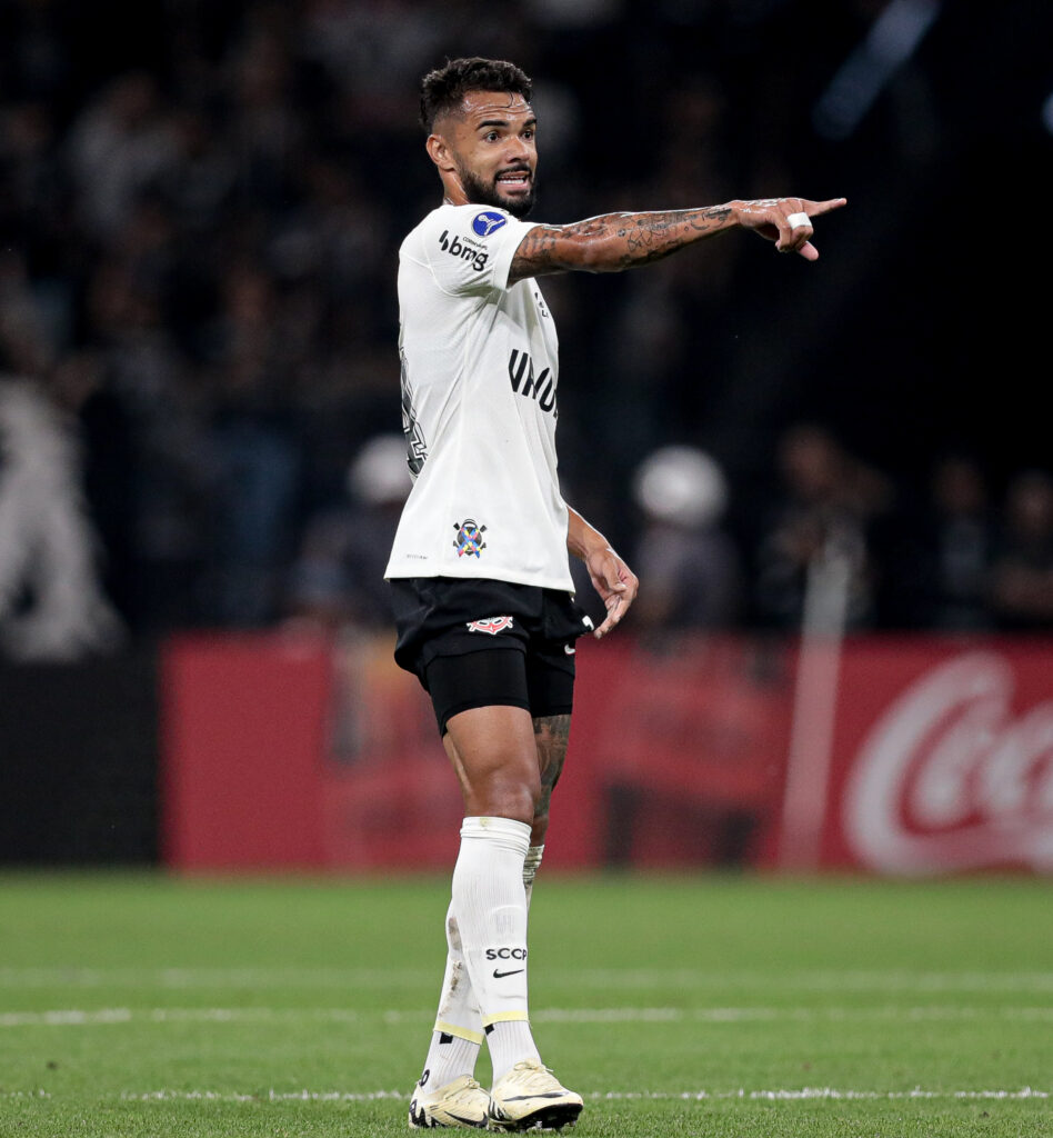 Atuando mais recuado na saída de bola, Raniele foi importante para dar equilíbrio defensivo ao time