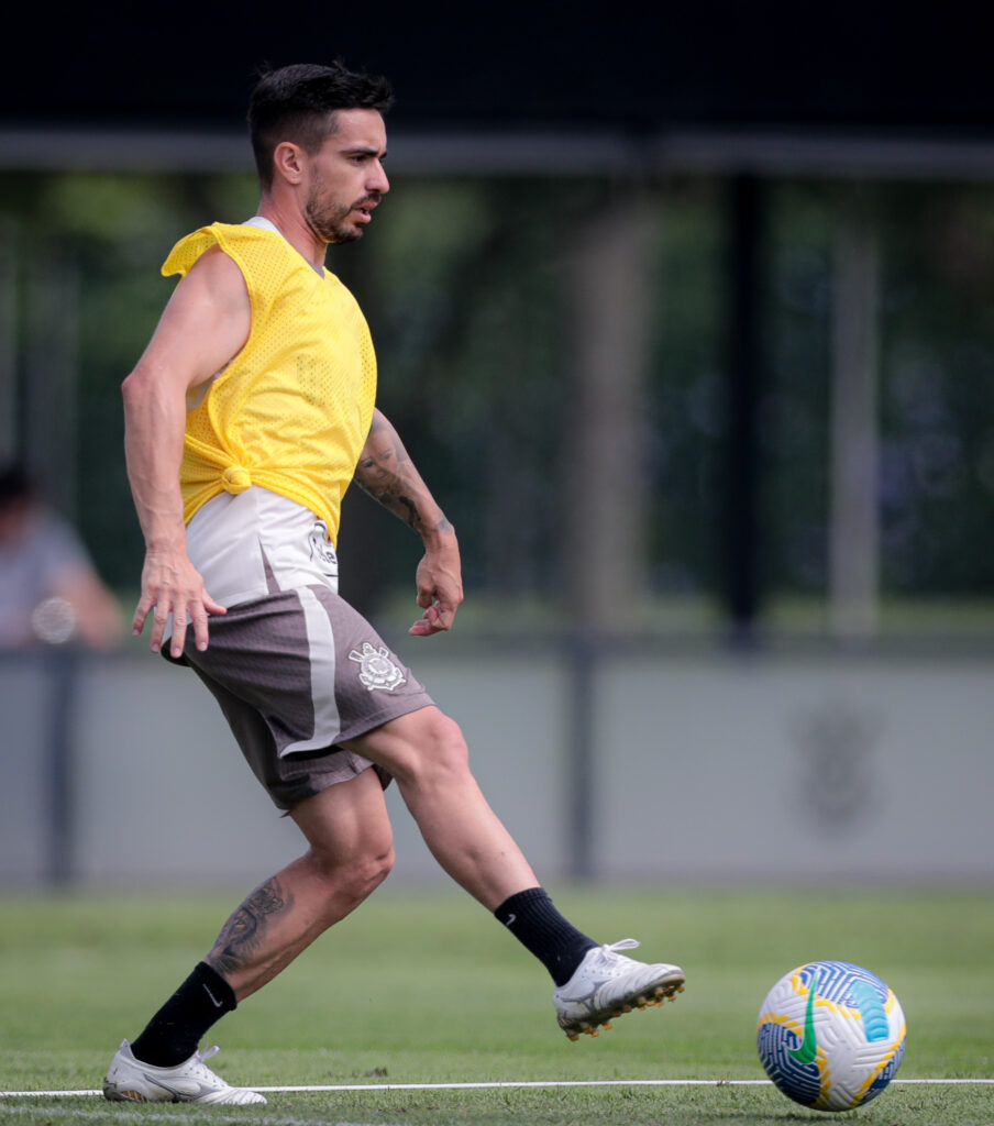 Coronado analisa preparo físico e expectativas para estreia no Brasileirão pelo Corinthians
