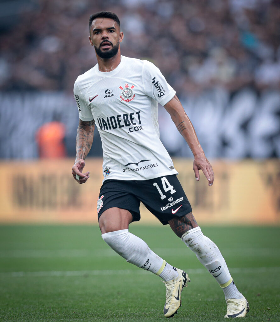Raniele fez mais um bom jogo, ajudando a proteger a linha defensiva