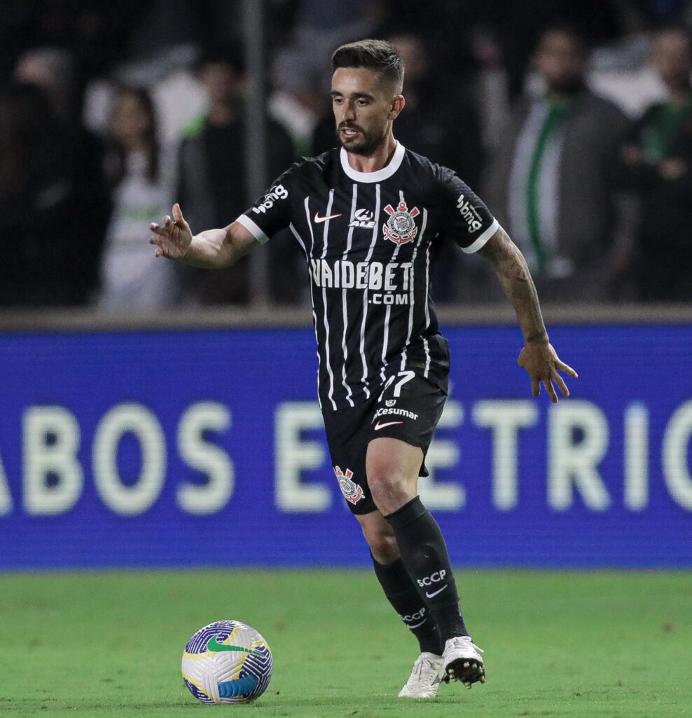 Coronado e Garro: Parceria potencial no meio-campo do Corinthians para situações pontuais