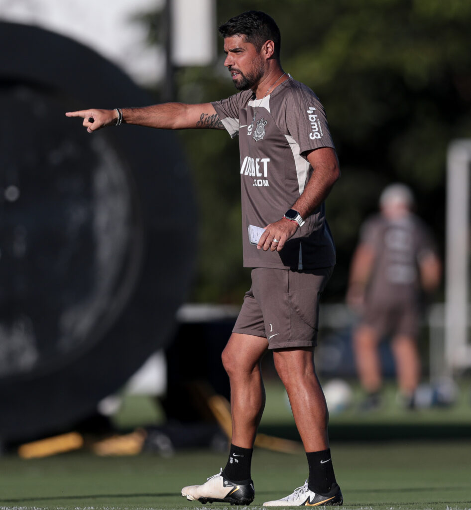 Corinthians treina desfalcado na zaga para confronto com Red Bull Bragantino.