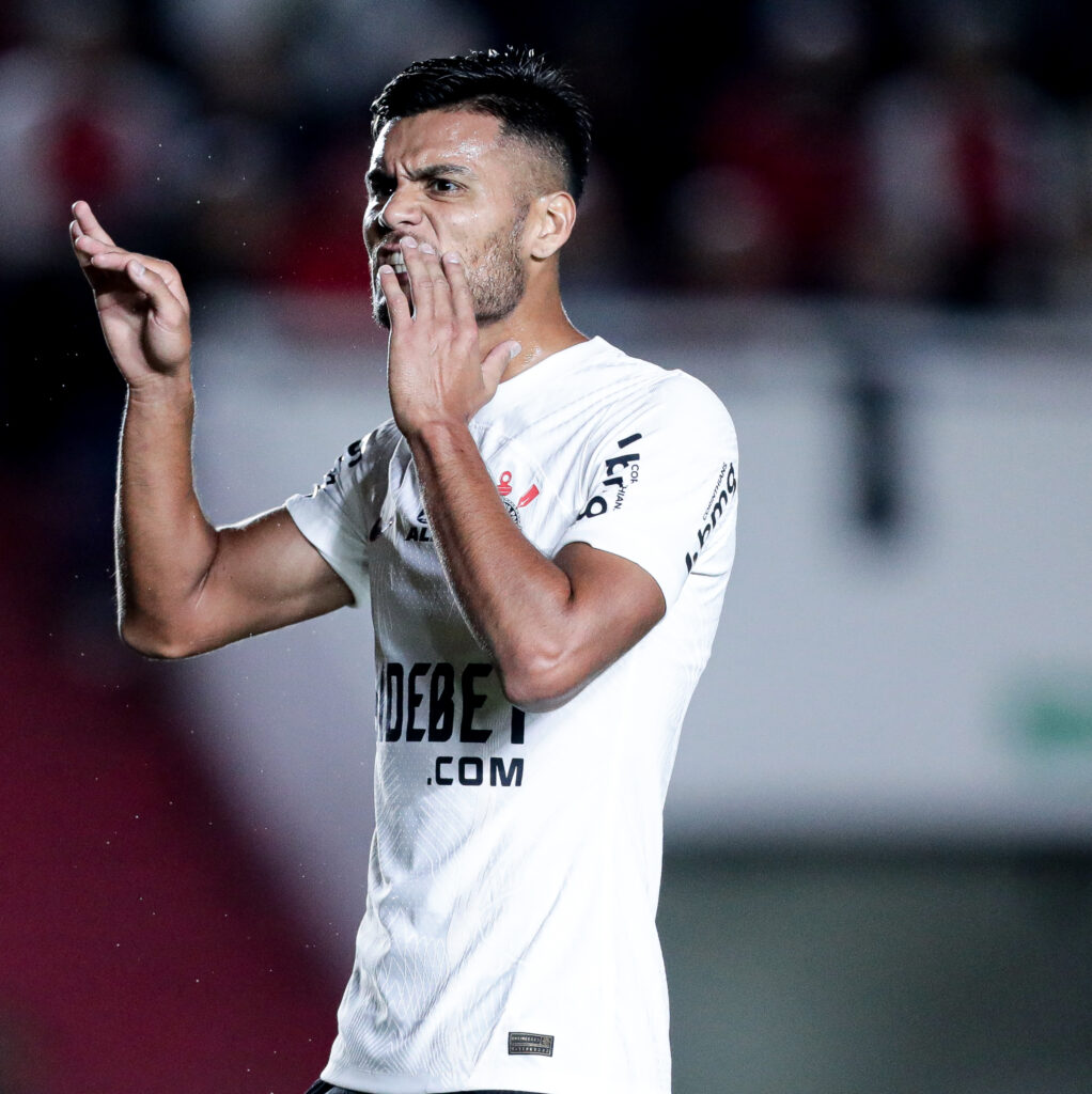 Corinthians revela vulnerabilidades defensivas e falta de efetividade no ataque.