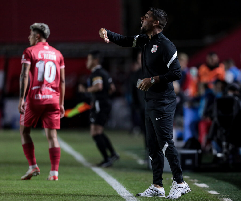 Pressão cresce sobre António Oliveira, mas diretoria do Corinthians mantém confiança.
