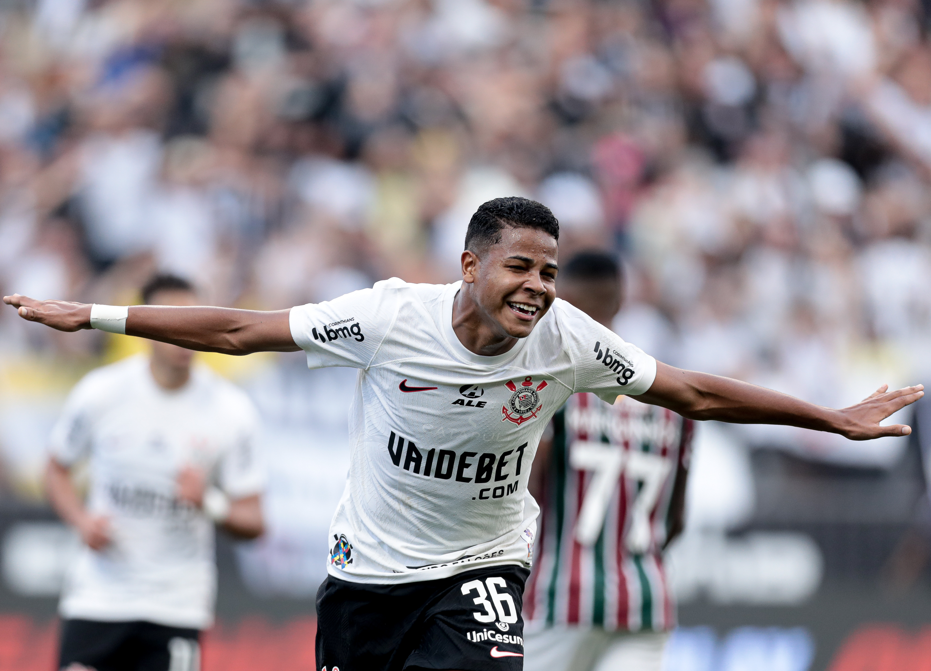 Corinthians bate Fluminense com dois de Wesley e enfim vence a primeira no Brasileirão