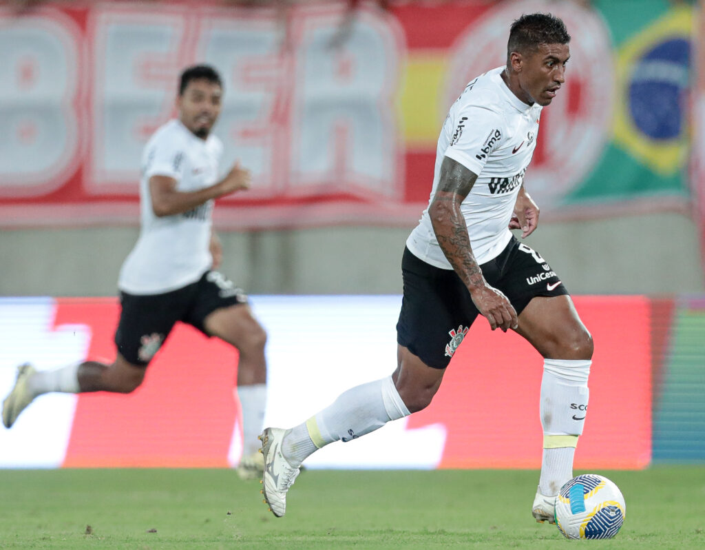 Paulinho pouco ajudou na construção de jogo, sendo mais importante para dar volume ao ataque