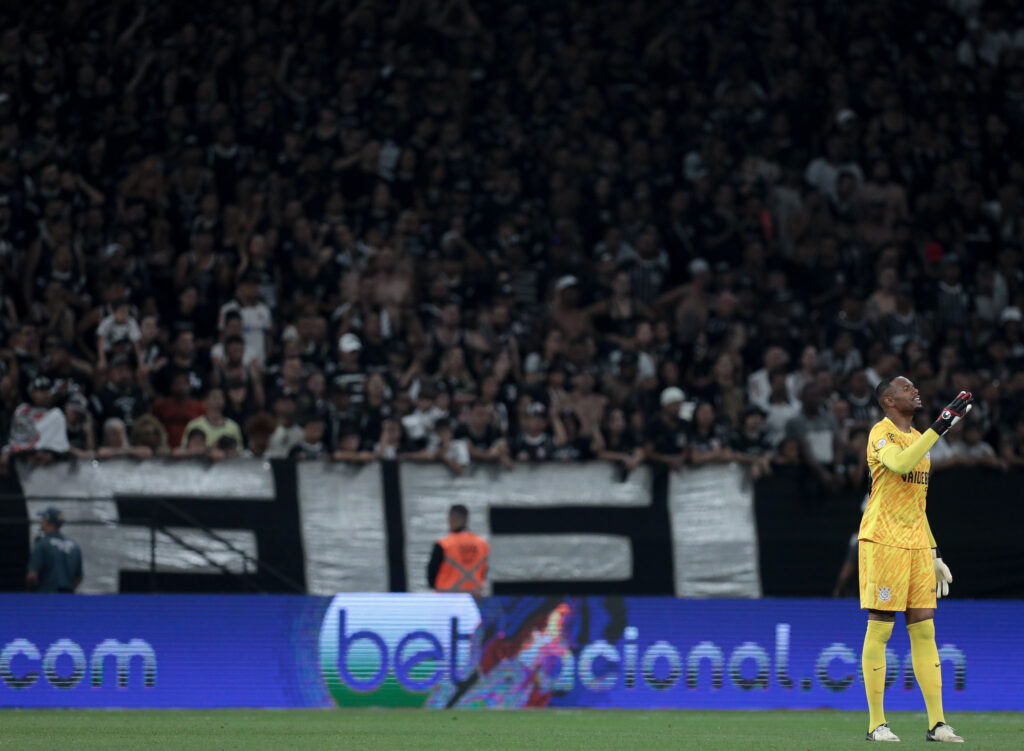 Carlos Miguel: titular pelo terceiro jogo seguido, mostrou segurança e apareceu para fazer boas defesas quando foi acionado. Boa atuação. (Foto: Agência Corinthians)