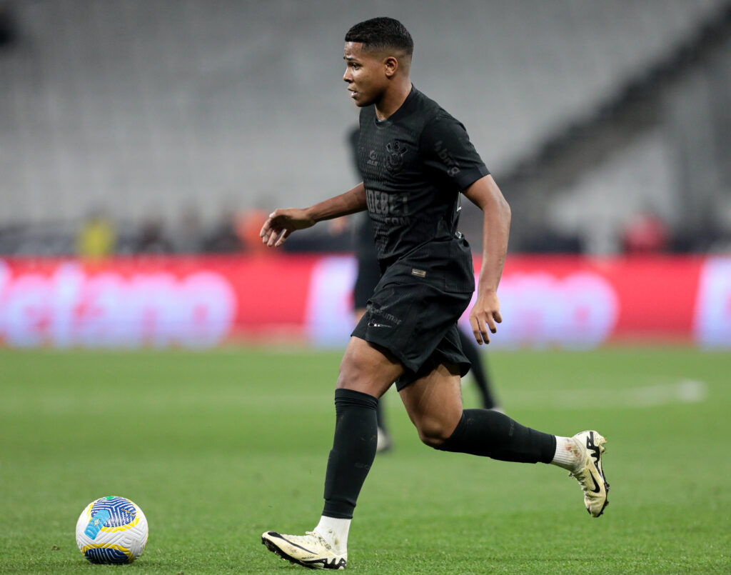 Wesley: foi procurado pelos companheiros o tempo todo, mas estava bem marcado. Ainda assim, encontrou boas soluções no primeiro tempo, quando deu um cruzamento certeiro para Raniele cabecear e quase marcar um gol. Cansou no segundo tempo. (Foto: Agência Corinthians)