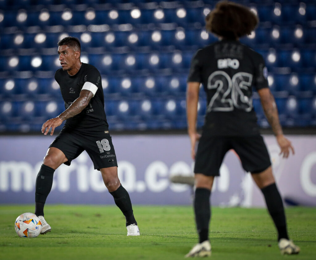 Paulinho: é de conhecimento público sua liderança perante ao elenco, mas o volante precisa entregar mais dentro de campo. Poucas ações verticais e muita dificuldade de preencher os espaços no meio de campo.