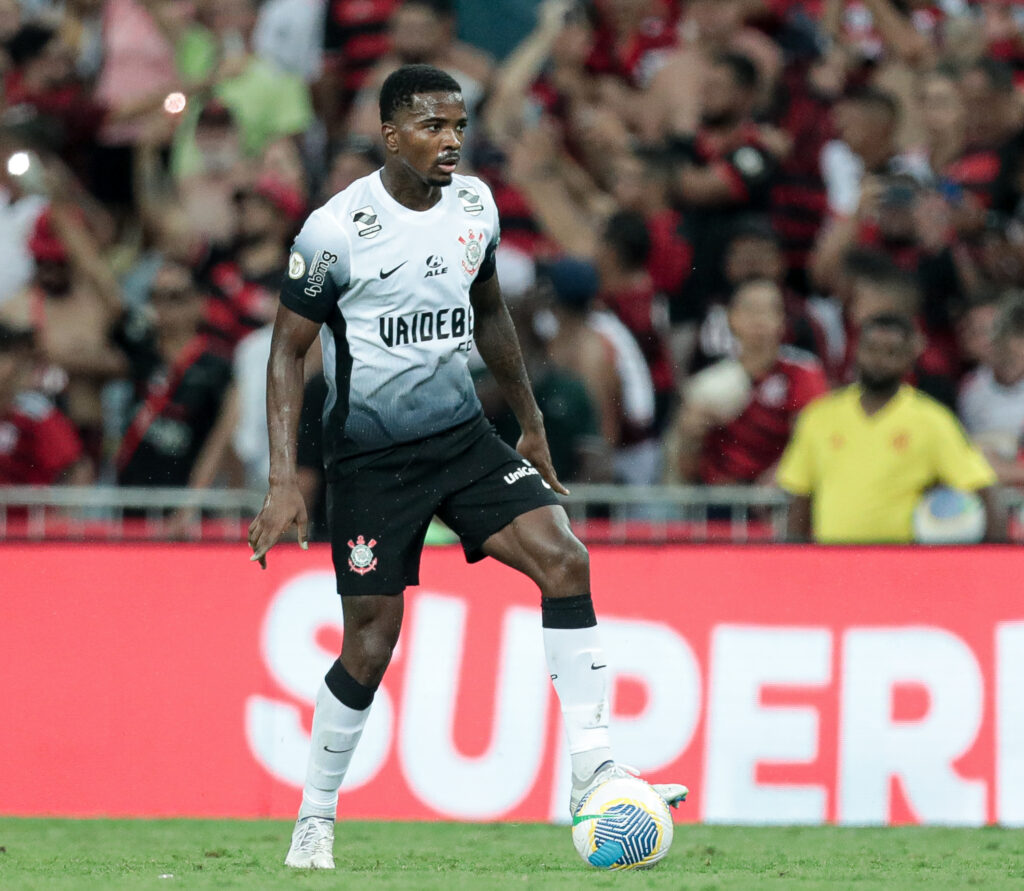 Cacá: o zagueiro cometeu falha fatal no campo de defesa, sendo desarmado por Lorran na jogada do segundo gol do Flamengo, marcado pelo próprio garoto de 17 anos, e comprometendo a partida do Corinthians no Maracanã.