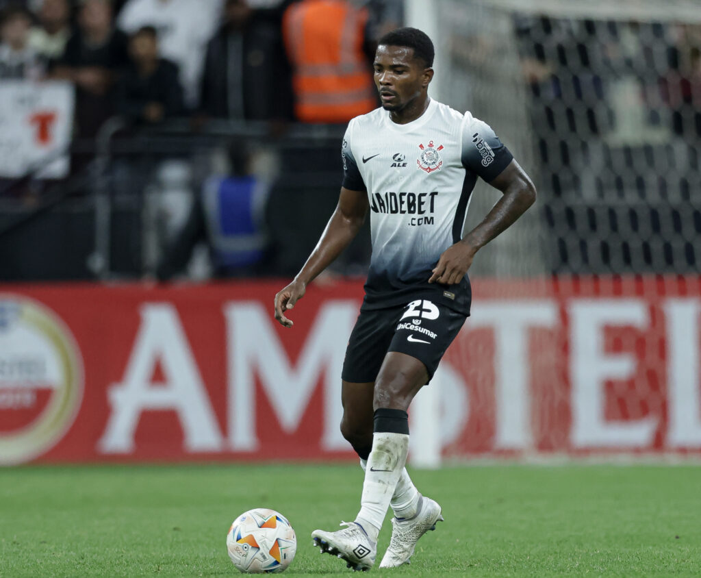 Cacá, do Corinthians, cobra medidas severas contra o racismo no futebol.